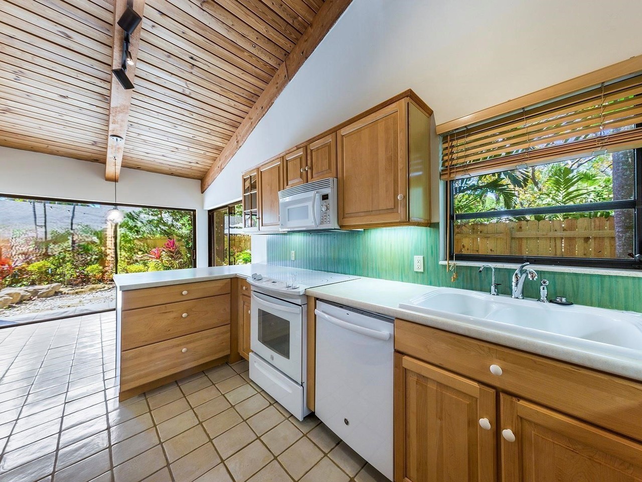 9055 Sw 78th Ct - Photo 5 of 8