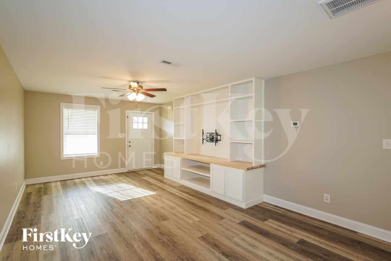 1086 Whitney Dr - Photo 2 of 19