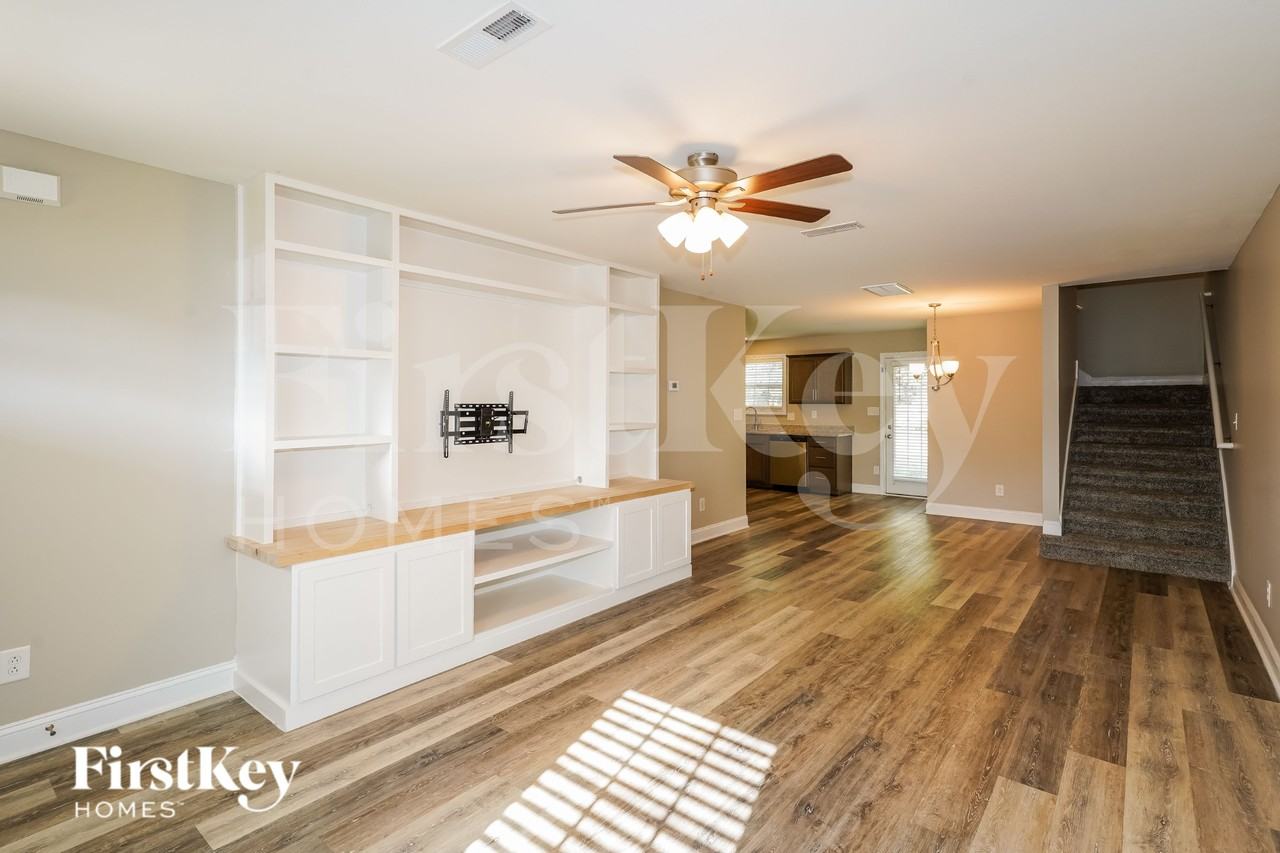1086 Whitney Dr - Photo 3 of 19