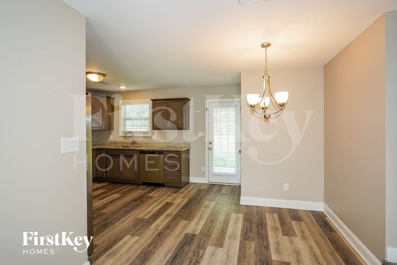 1086 Whitney Dr - Photo 5 of 19