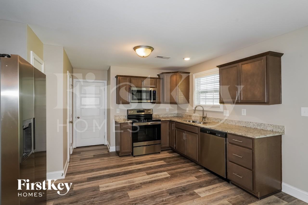 1086 Whitney Dr - Photo 7 of 19