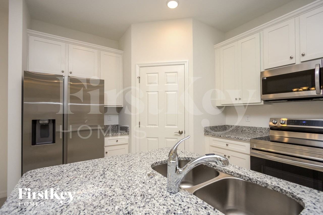 336 Corbel Ln - Photo 4 of 15
