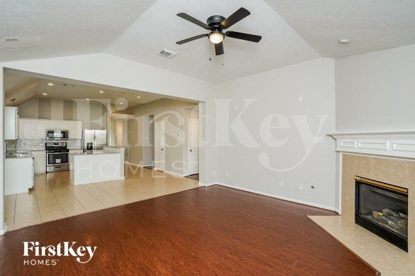 3310 Rainport Dr - Photo 4 of 15