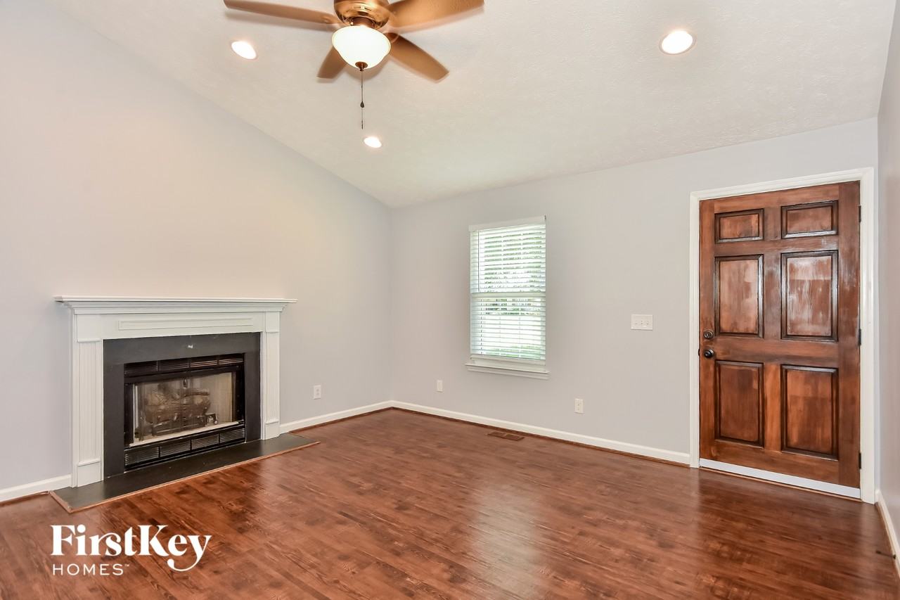 418 Silver Springs Ln - Photo 3 of 15