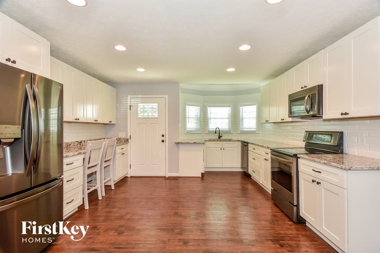 418 Silver Springs Ln - Photo 4 of 15
