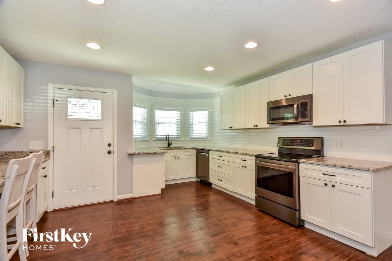 418 Silver Springs Ln - Photo 5 of 15