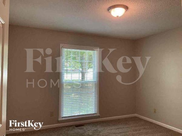 749 Lois Ln - Photo 6 of 10