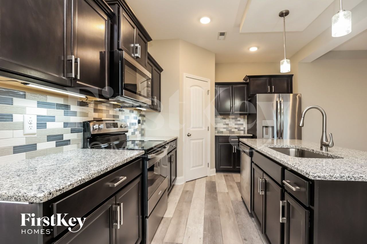 1136 Eagles Nest Ln - Photo 5 of 15