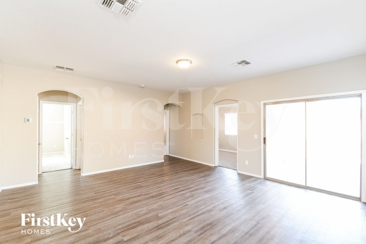 2850 E Silverbell Rd - Photo 2 of 16