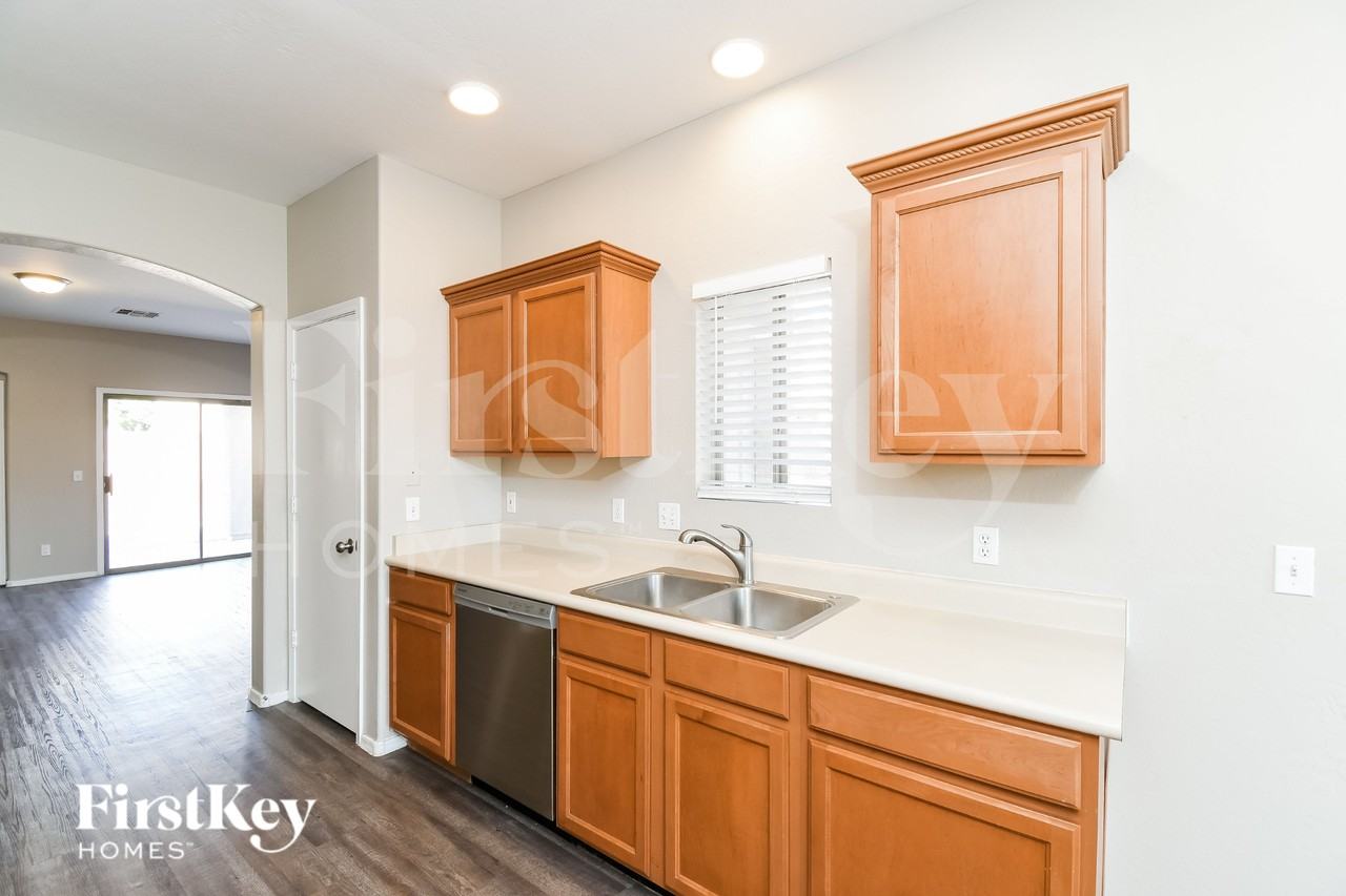 2850 E Silverbell Rd - Photo 6 of 16