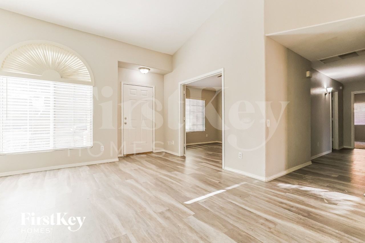 1380 W Gary Dr - Photo 3 of 16