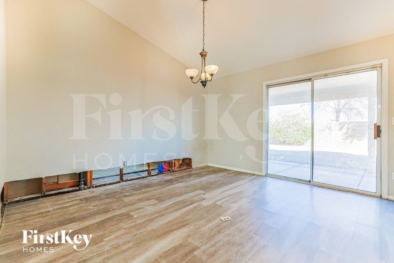 1380 W Gary Dr - Photo 4 of 16