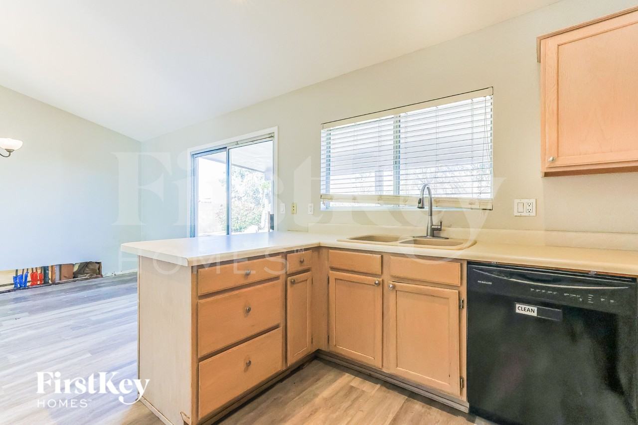 1380 W Gary Dr - Photo 6 of 16