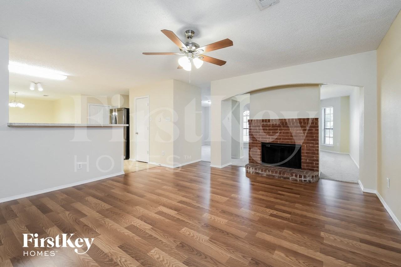 905 Shady Brook Ln - Photo 4 of 15