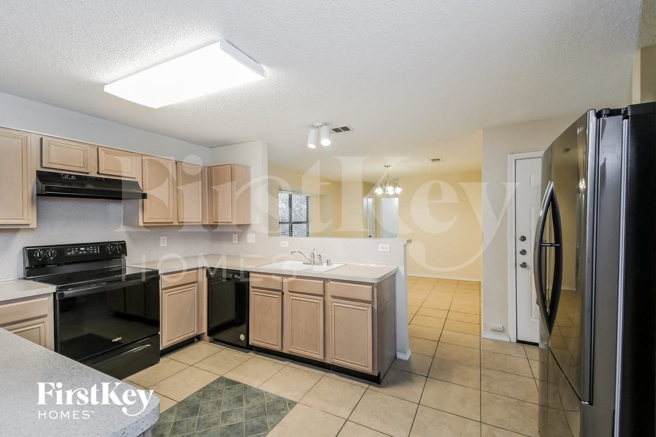 905 Shady Brook Ln - Photo 7 of 15