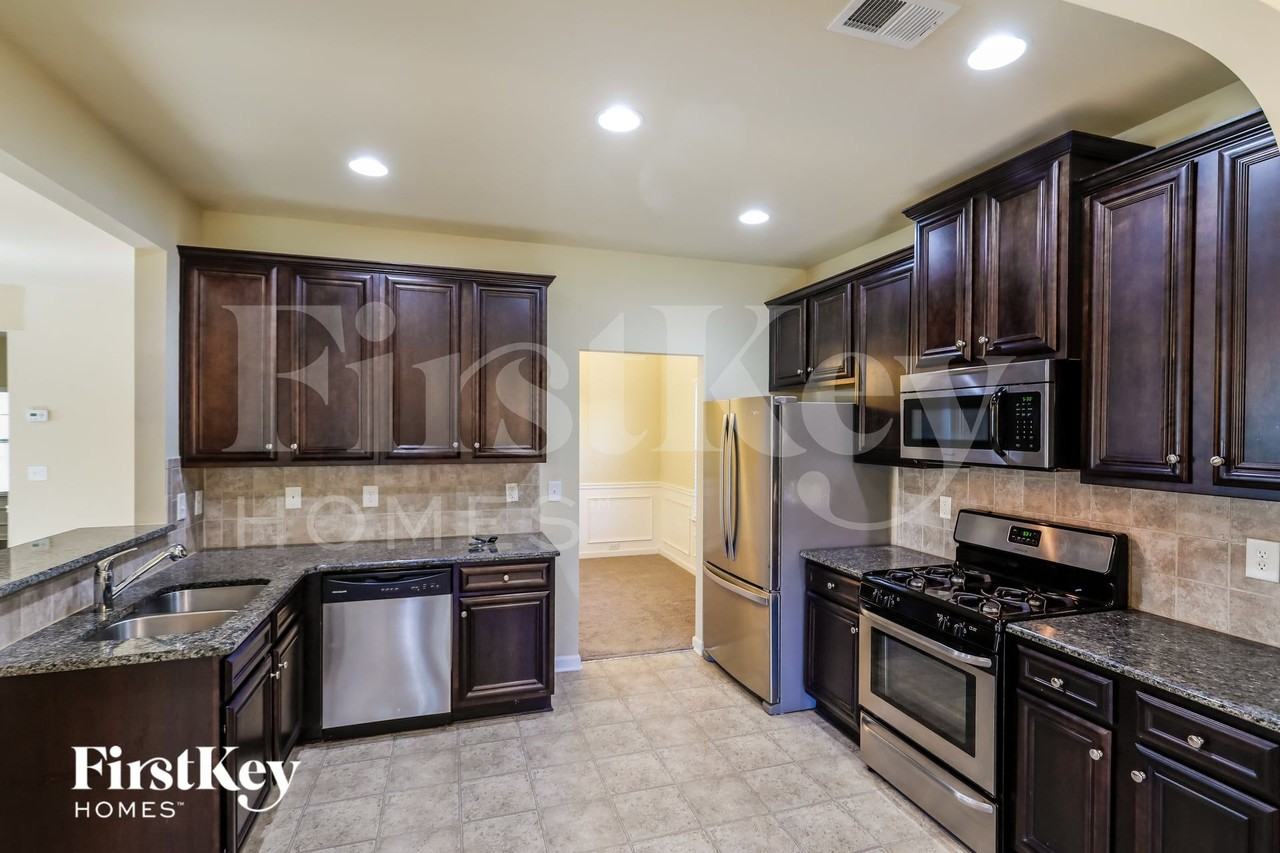 6013 Cloverfield Way - Photo 5 of 15