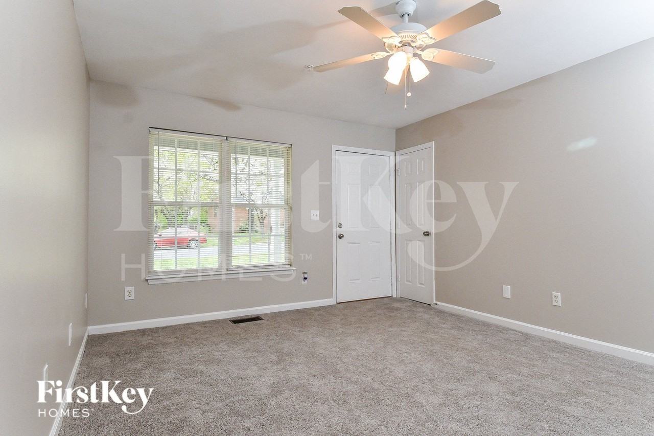 203 Bingham St - Photo 4 of 15