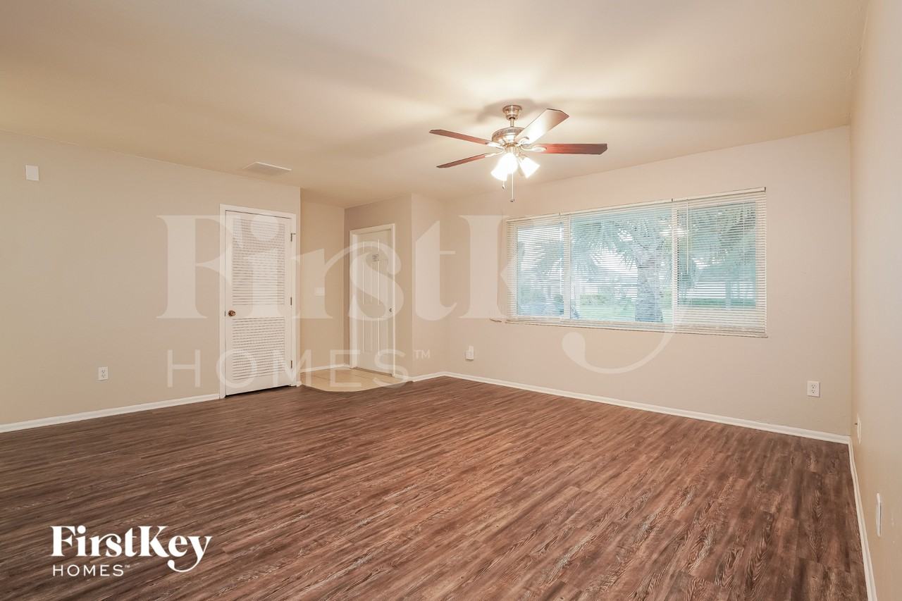 1931 Se 10th Pl - Photo 2 of 15