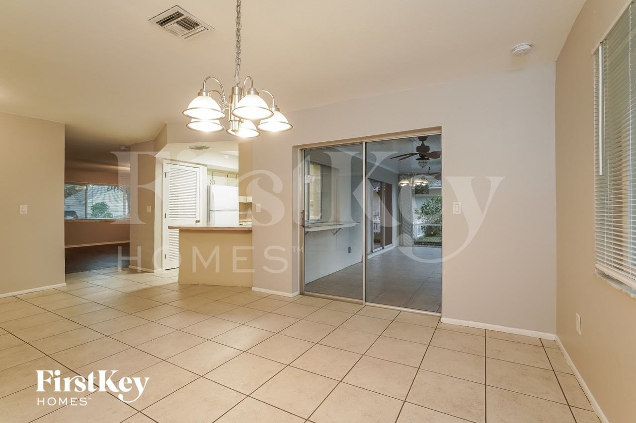 1931 Se 10th Pl - Photo 4 of 15