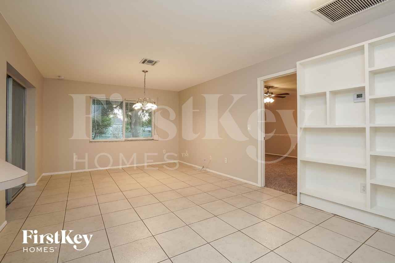 1931 Se 10th Pl - Photo 5 of 15