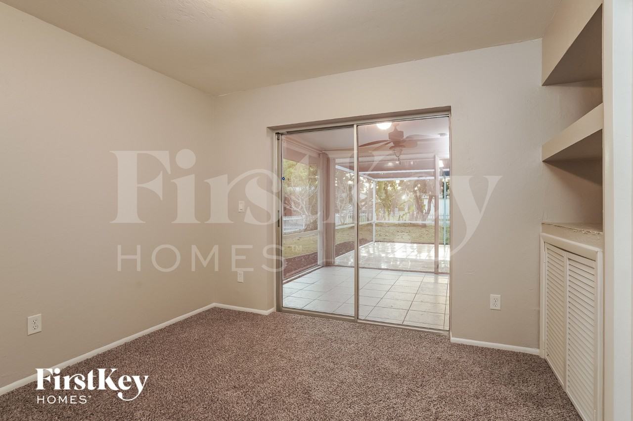 1931 Se 10th Pl - Photo 6 of 15