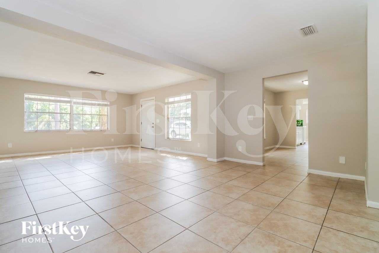 9303 N Edison Ave - Photo 2 of 15