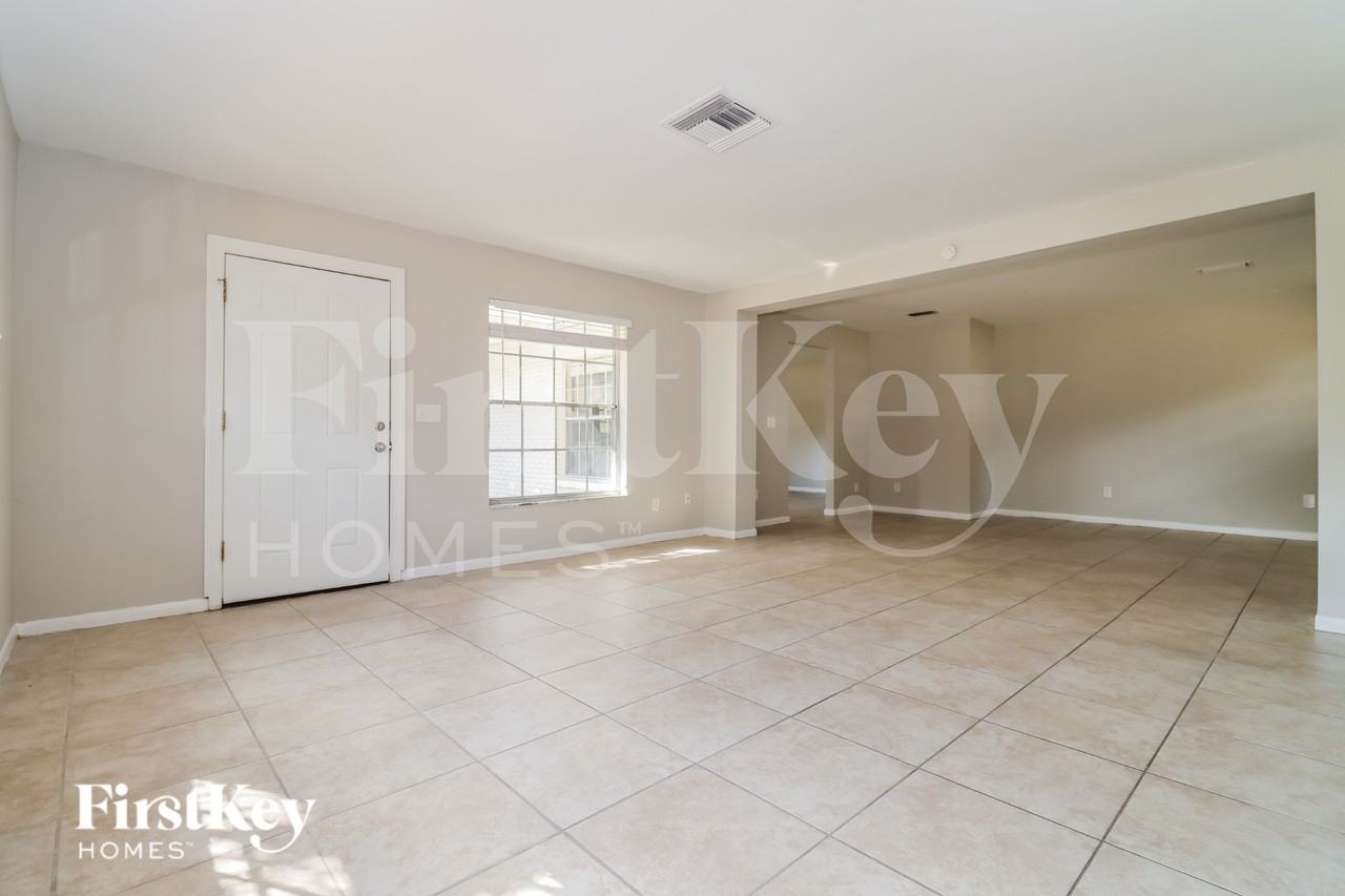 9303 N Edison Ave - Photo 3 of 15