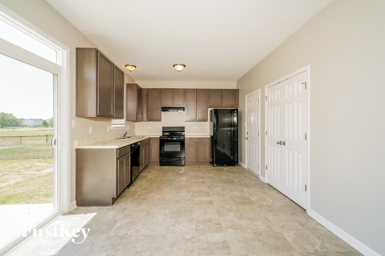 7847 Danube St - Photo 4 of 15