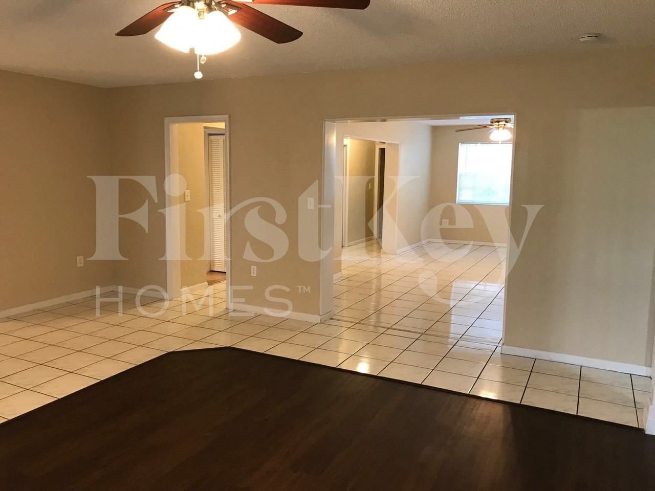 4896 Nwcourt - Photo 4 of 17