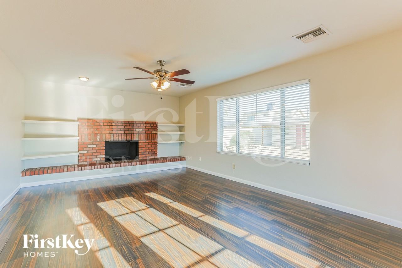 2518 E Don Carlos Ave - Photo 2 of 16