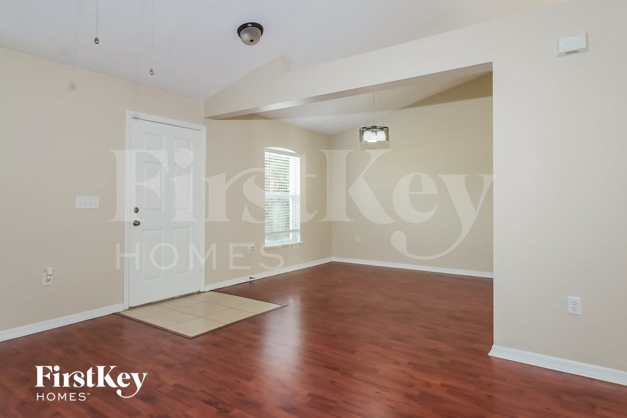1438 Sw Paar Dr - Photo 4 of 15