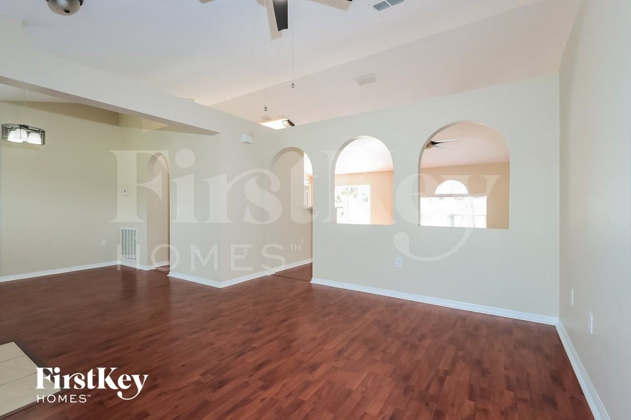 1438 Sw Paar Dr - Photo 5 of 15