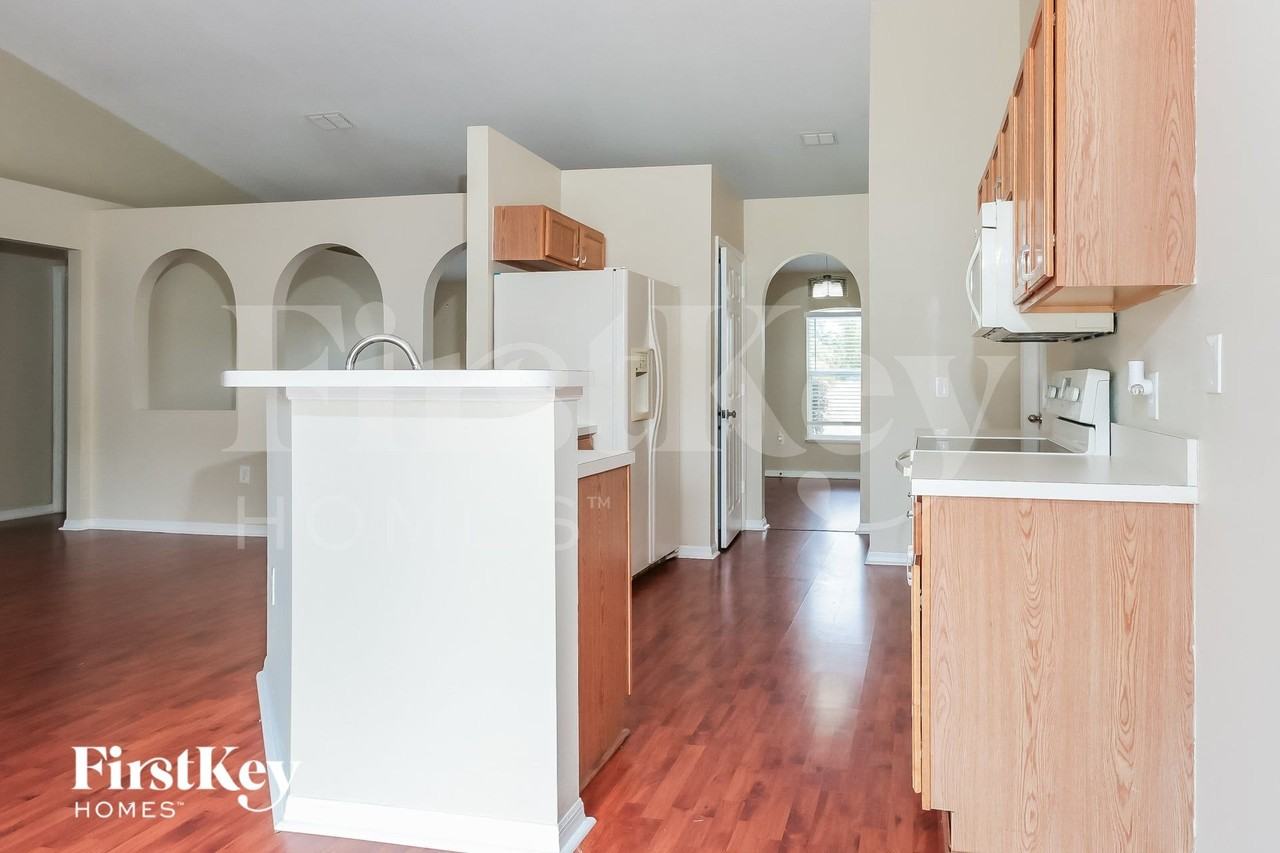1438 Sw Paar Dr - Photo 6 of 15