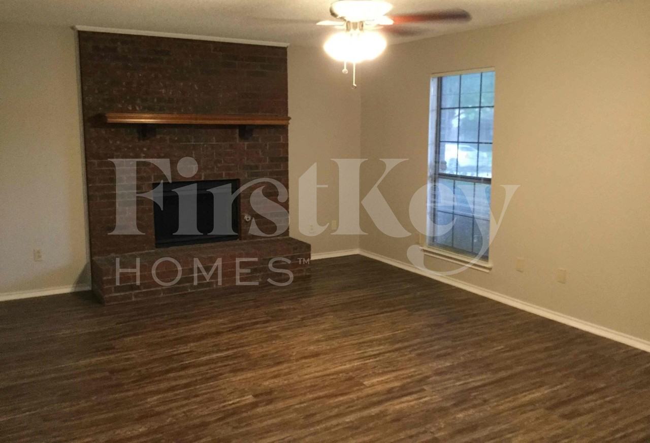 1403 Bradford Pl - Photo 3 of 24