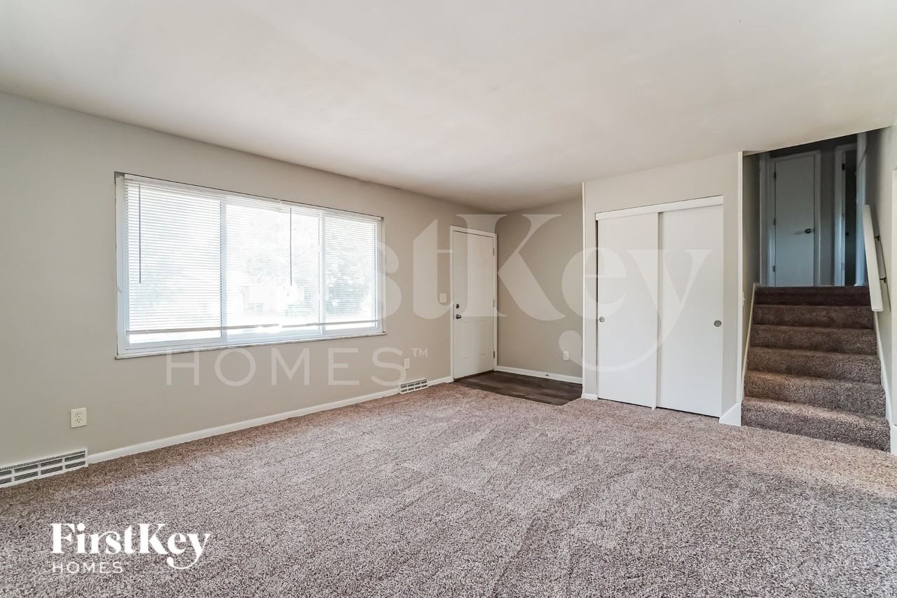 1225 Oakfield Dr N - Photo 2 of 16
