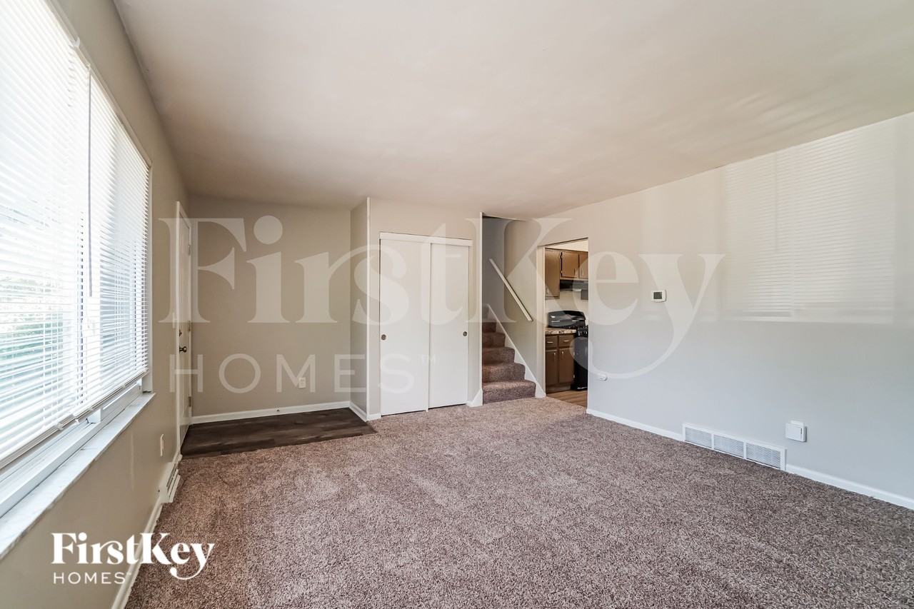 1225 Oakfield Dr N - Photo 3 of 16