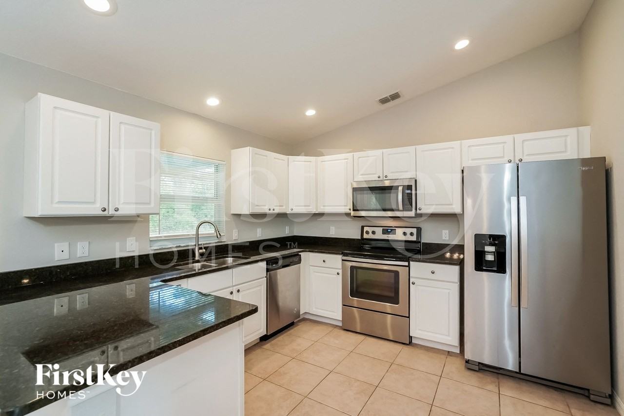 12246 Gulfstream Blvd - Photo 6 of 15