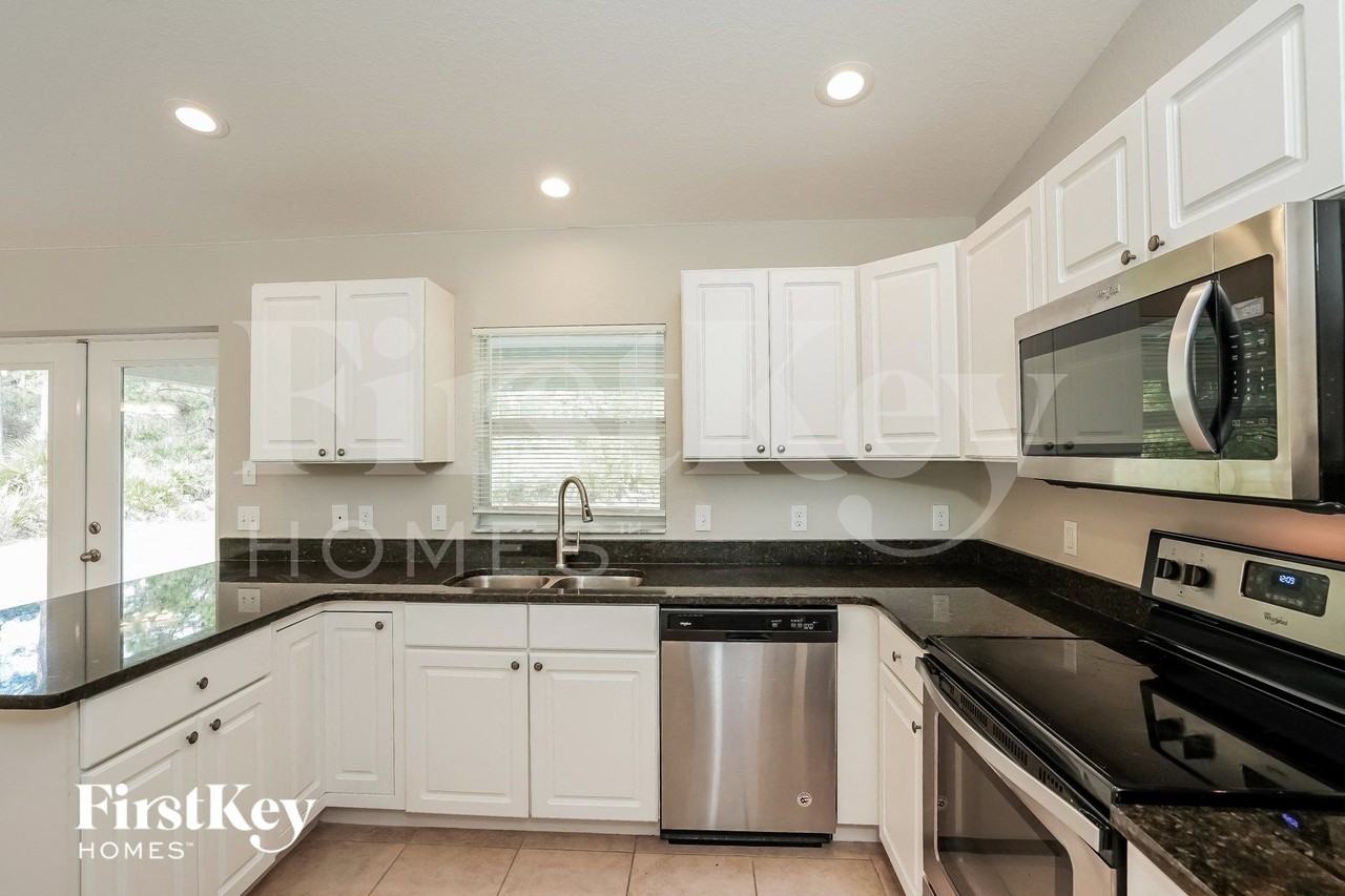 12246 Gulfstream Blvd - Photo 7 of 15