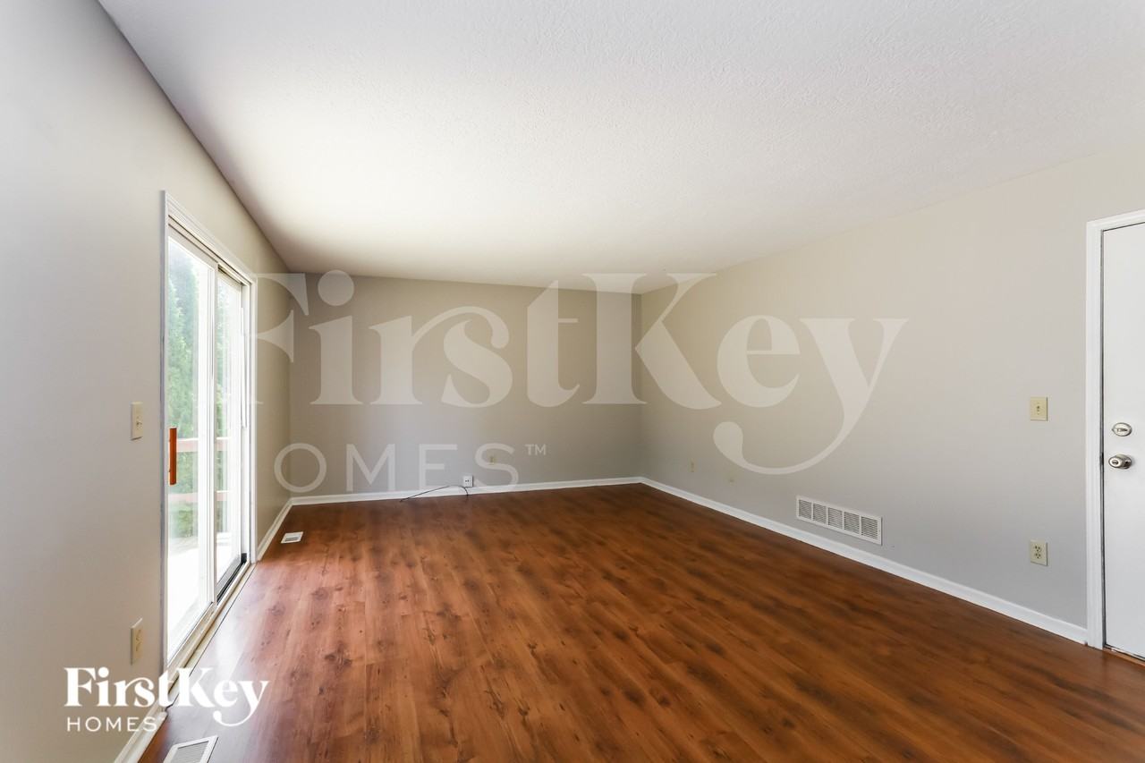1162 Moneca St - Photo 3 of 16