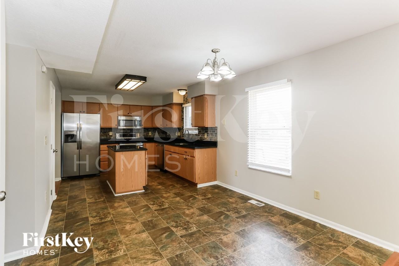 1162 Moneca St - Photo 5 of 16