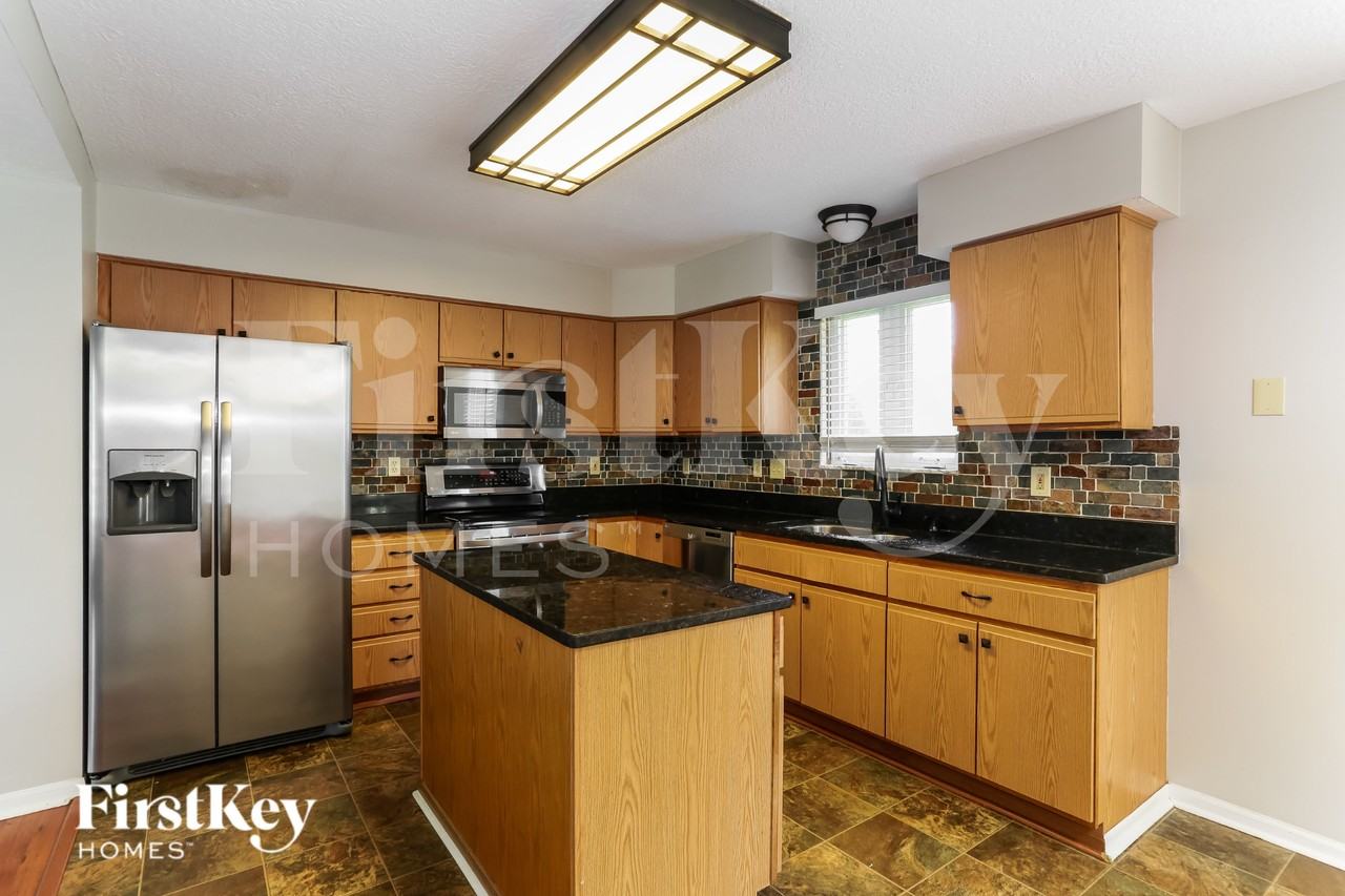 1162 Moneca St - Photo 6 of 16