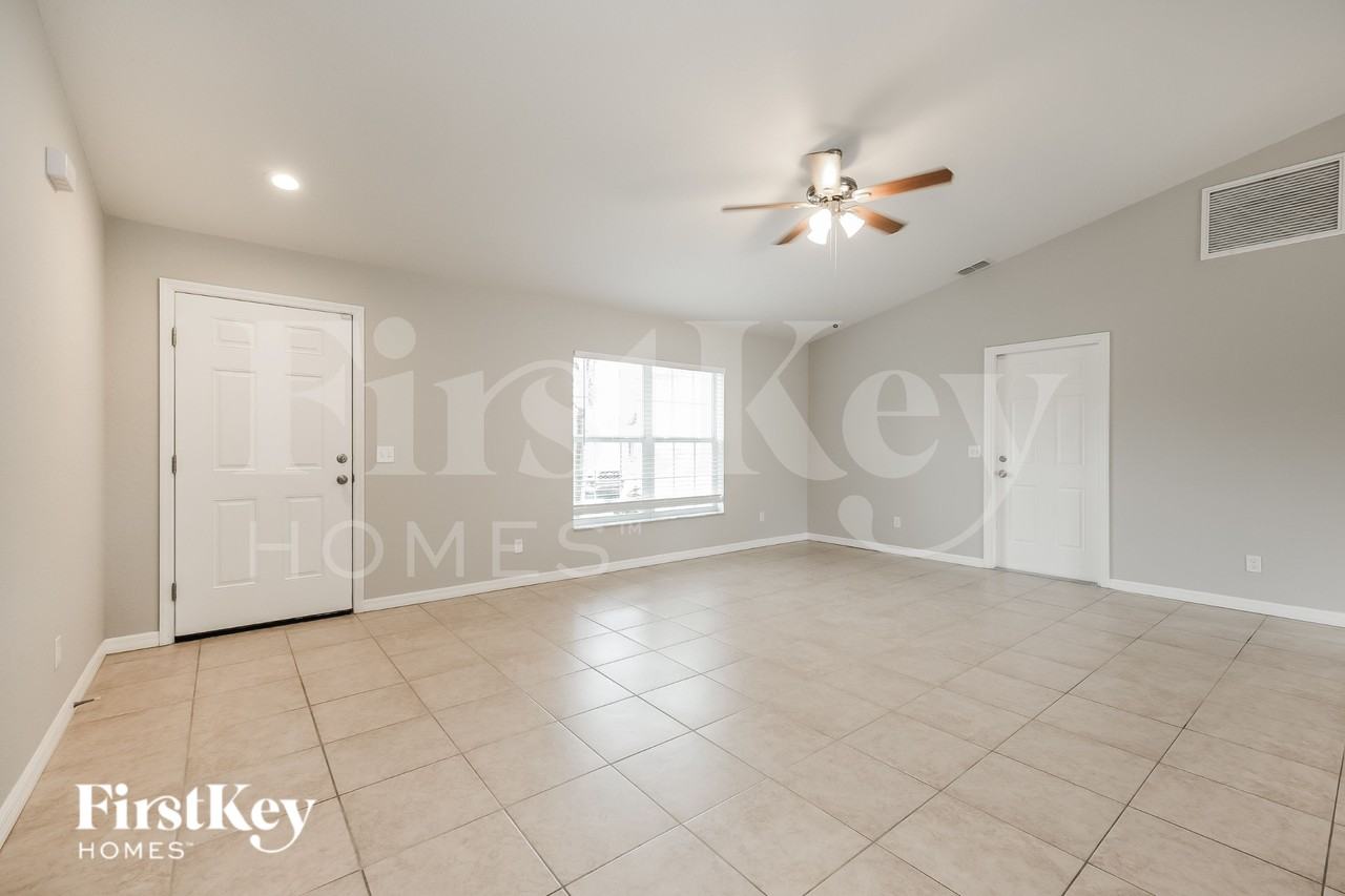 11104 Corrigan Ave - Photo 3 of 20