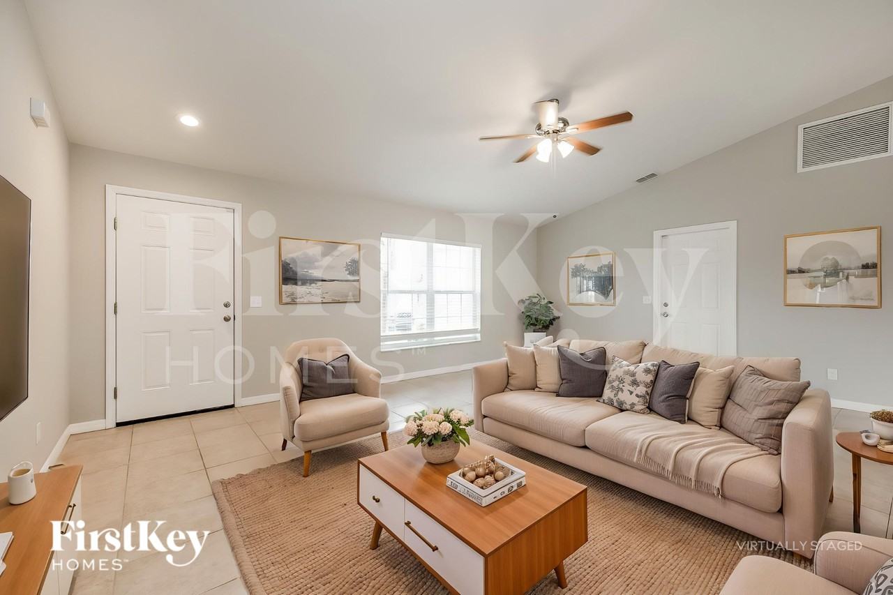 11104 Corrigan Ave - Photo 4 of 20