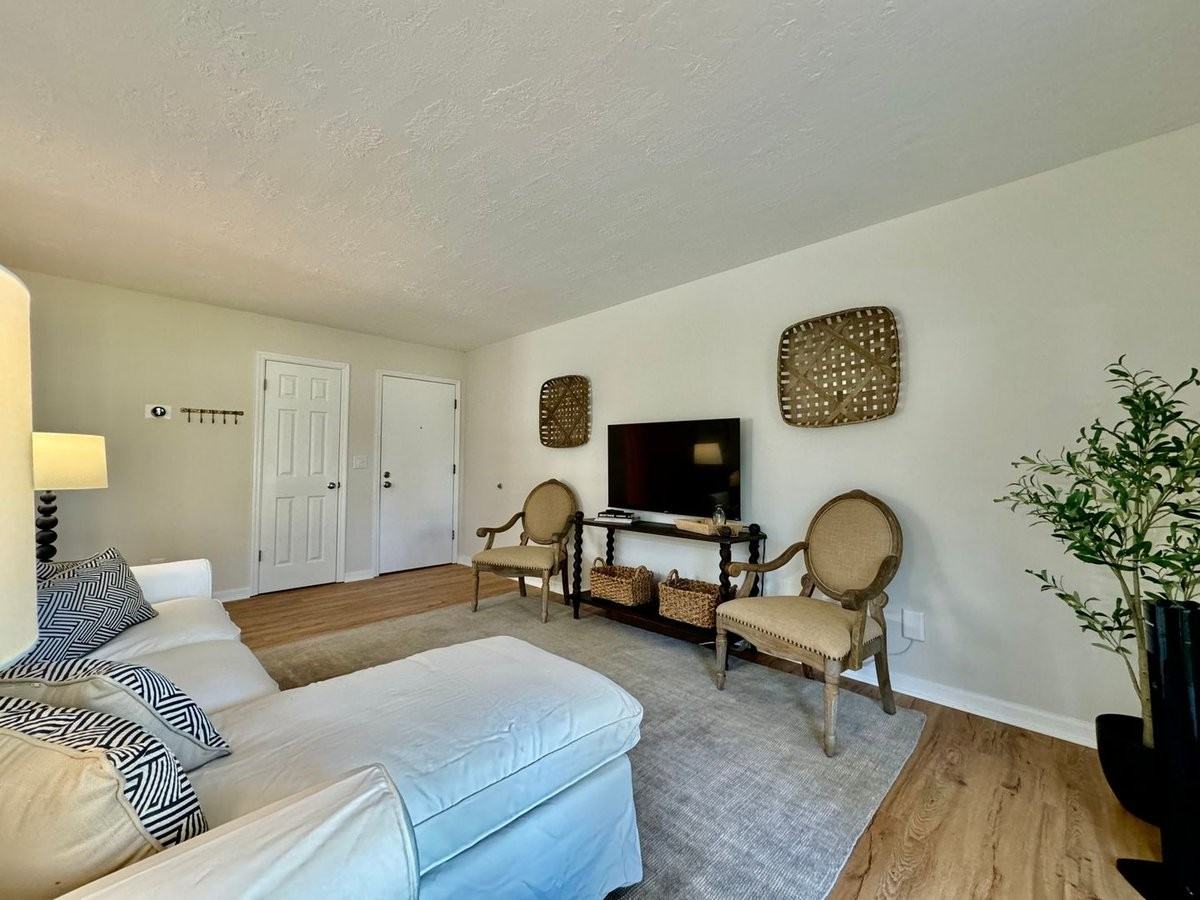 533 Grant Ave #B - Photo 4 of 10