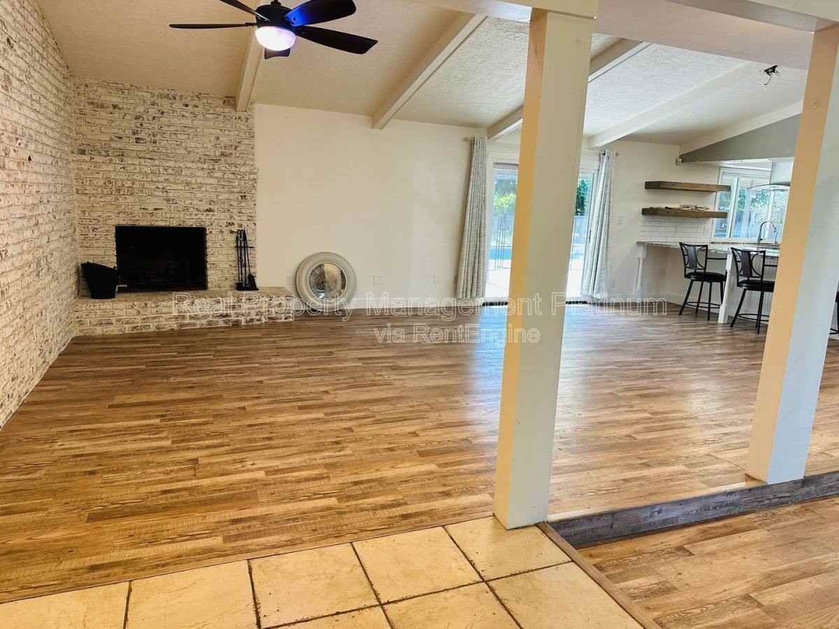 9077 N Fowler Ave - Photo 3 of 10