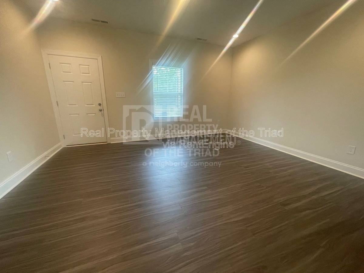 206 Hassellwood Dr - Photo 2 of 10