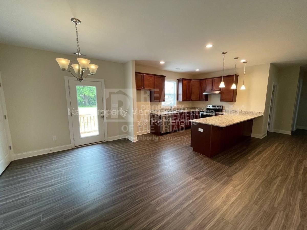 206 Hassellwood Dr - Photo 3 of 10