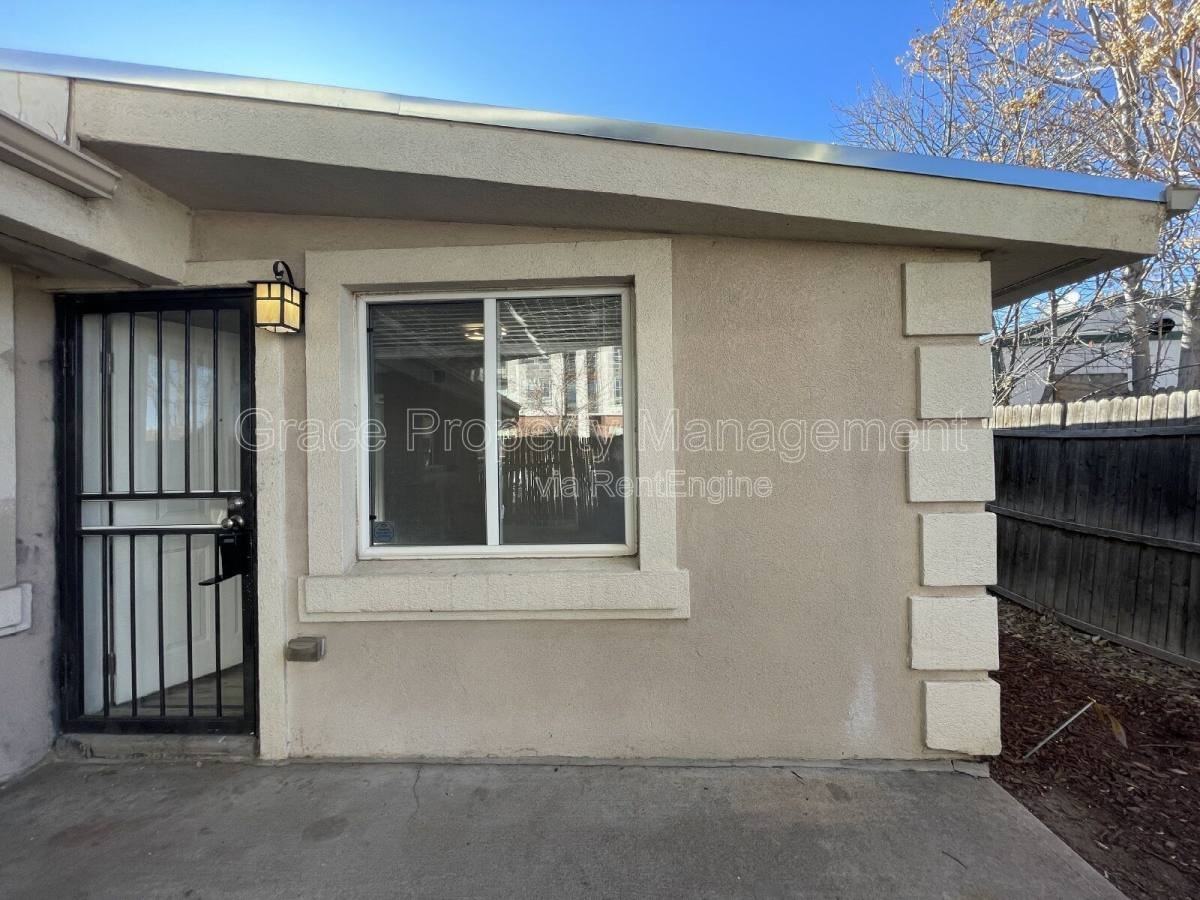 2127 S Acoma St - Photo 2 of 10