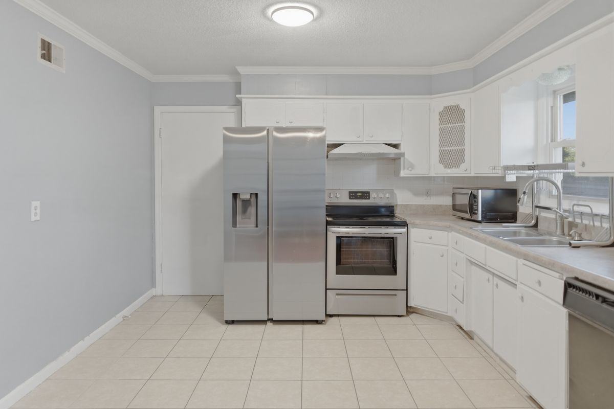 2209 N 82nd Ter - Photo 5 of 12
