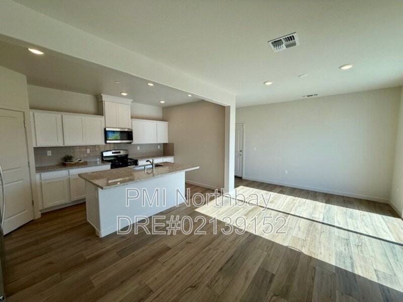 109 Clownfish St - Photo 3 of 19